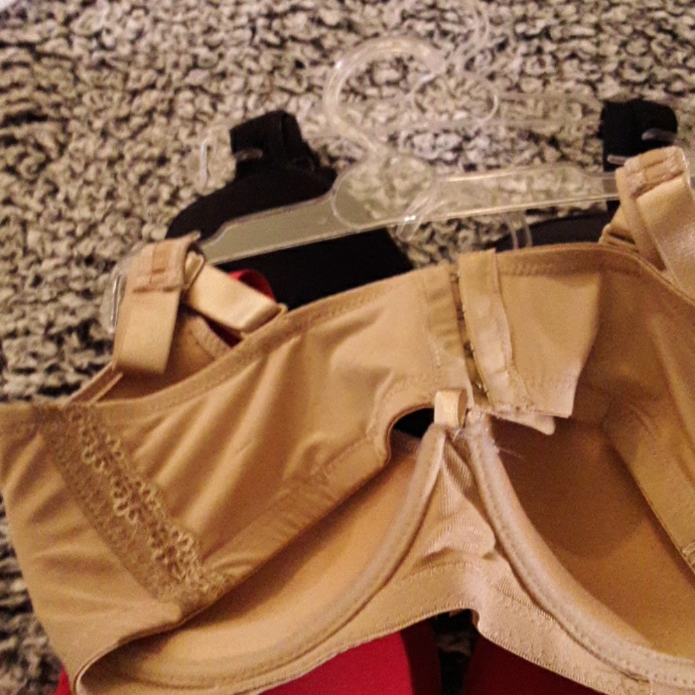 4 Bras - Picture 2 of 3